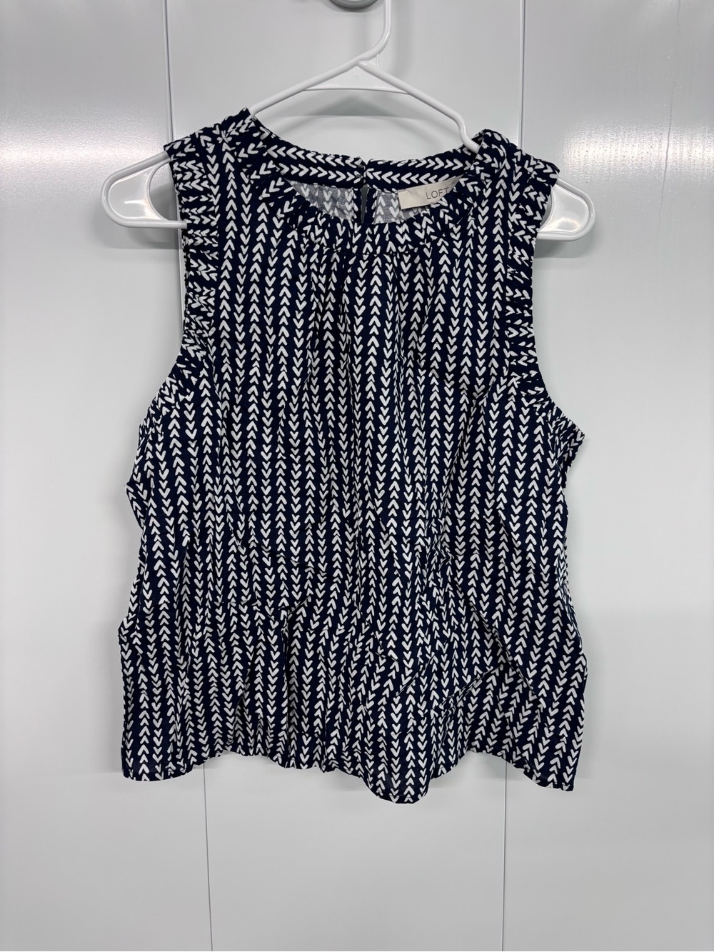 LOFT Womens Medium Navy Chevron Print Sleeveless Blouse Cotton Rayon Top NWT - Picture 2 of 10